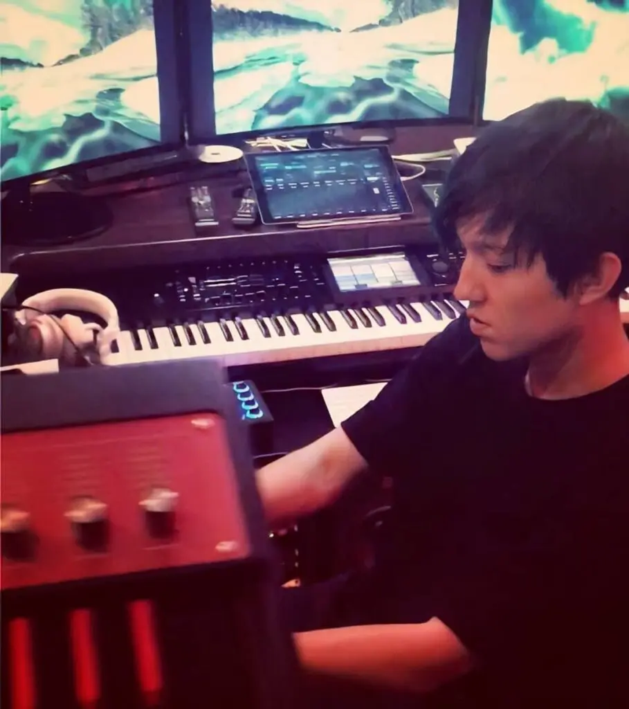Dimash Qudaibergen piano