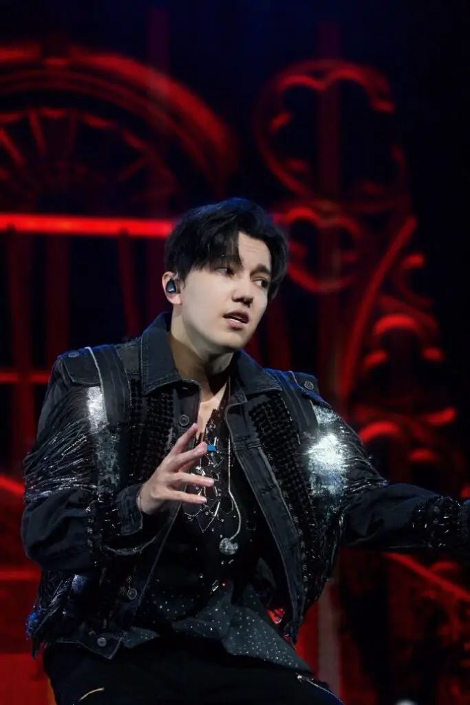 Dimash Qudaibergen, Barselona, Stranger Turu 2025, 8 Kasım